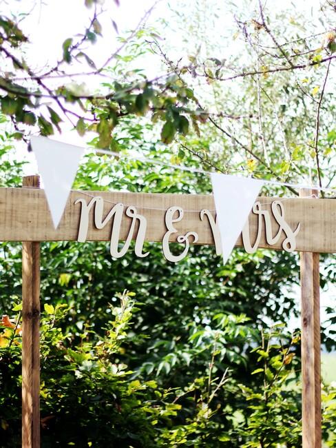 bruiloft in een bos: mrs en mr sign