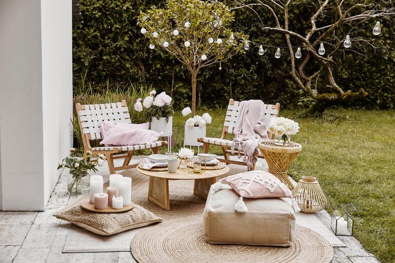 tuin met tuinset en tuinverlichting