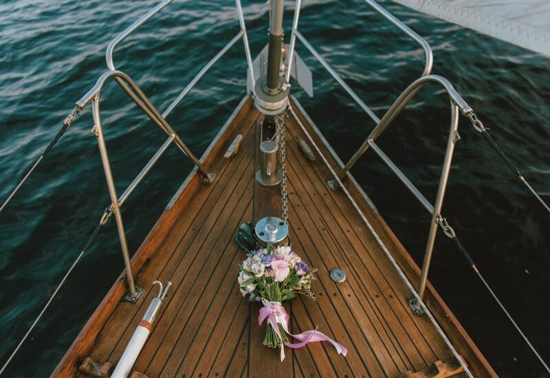 boot met een bruidsboeket