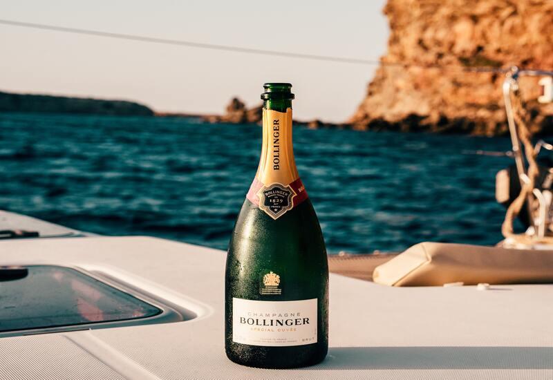 champagne fles op een boot
