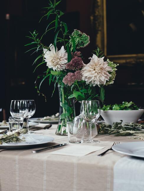 bloemen in transparante vaas
