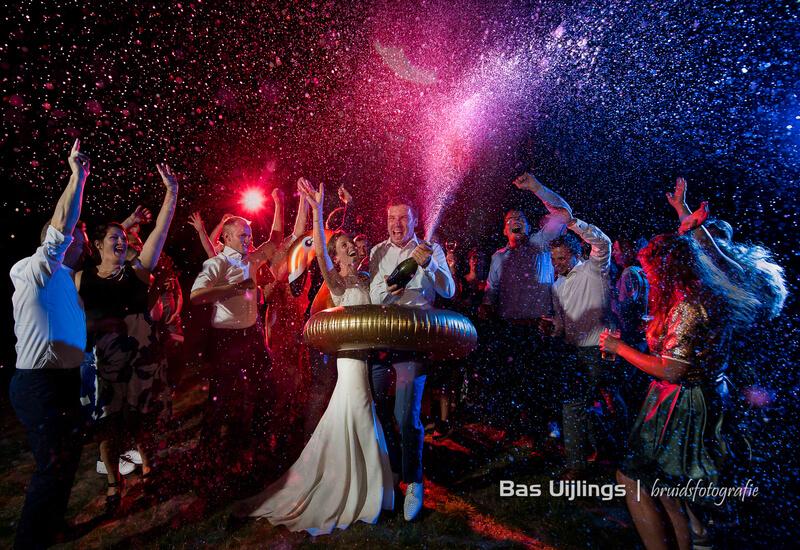 bruidspaar aan het feesten