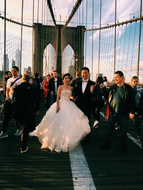 bruidspaar op de brooklyn bridge