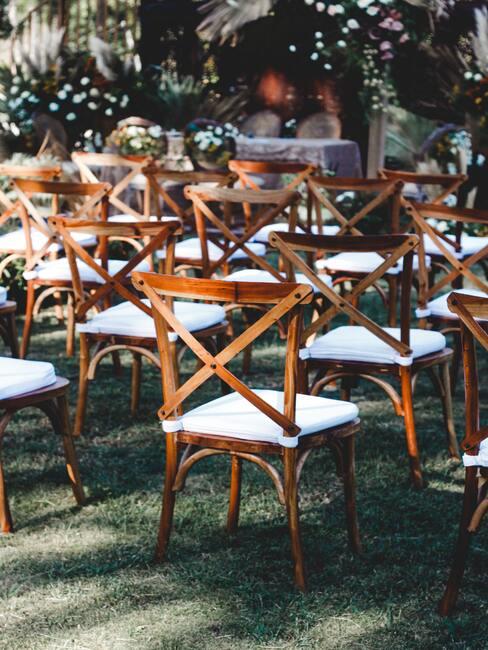 houten stoelen met witte zitkussens