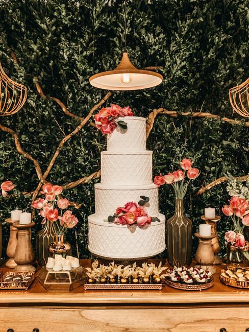witte bruidstaart met rode en roze bloemen