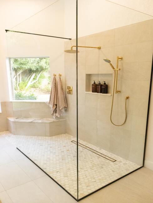 beige badkamet met gouden kranen