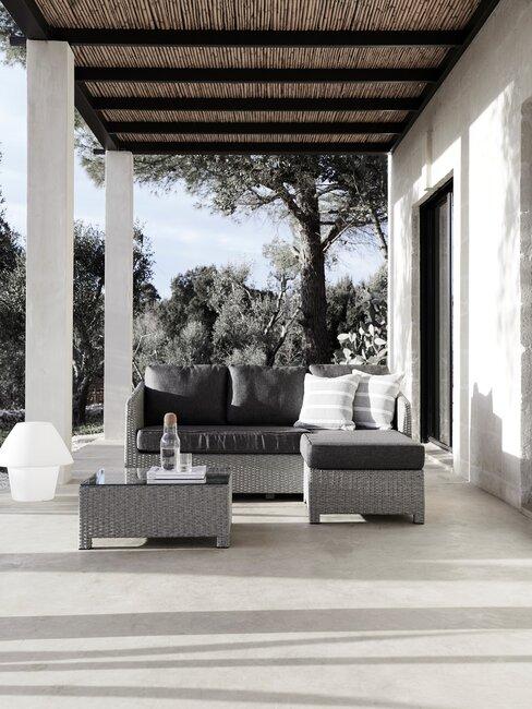 overkapping in een moderne tuin