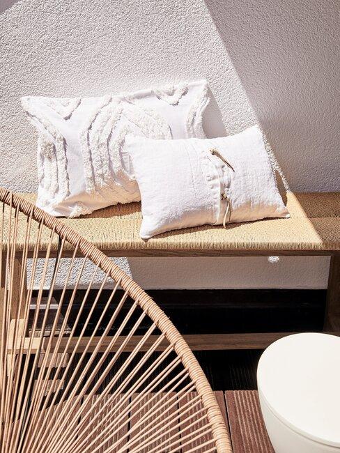 rotan tuinmeubel met witte kussens