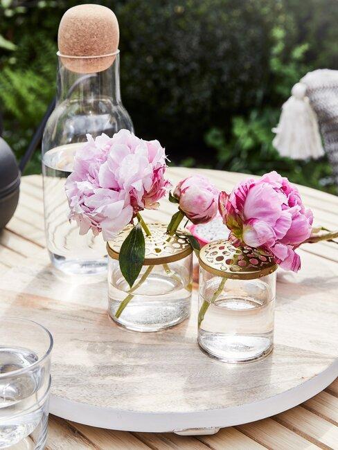 roze bloemen op een tafel