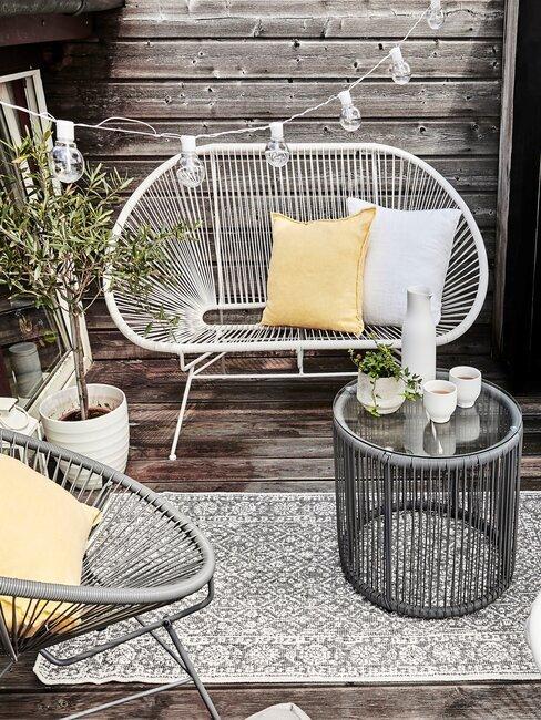wit bankje op balkon met outdoor kleed
