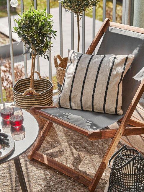 balkon met vloerkleed en houten stoel