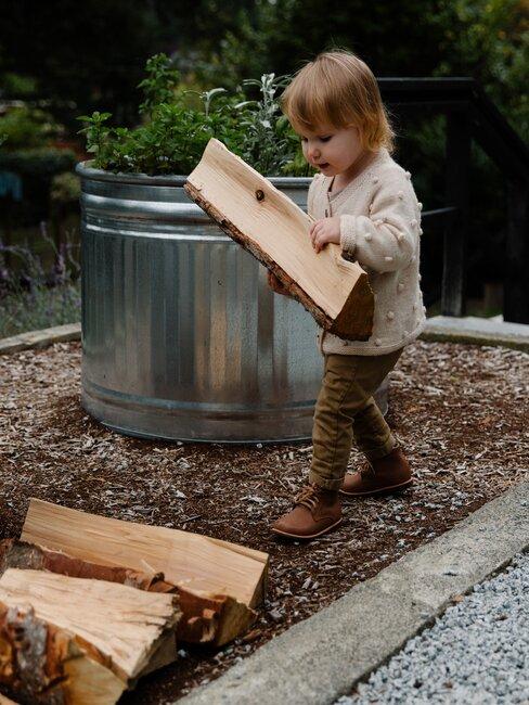 kind met blokken hout