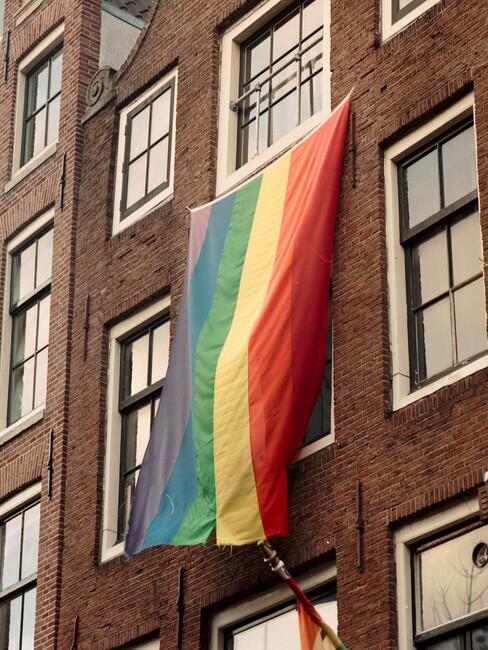 Pride-Amsterdam_1 pride vlag aan een huis