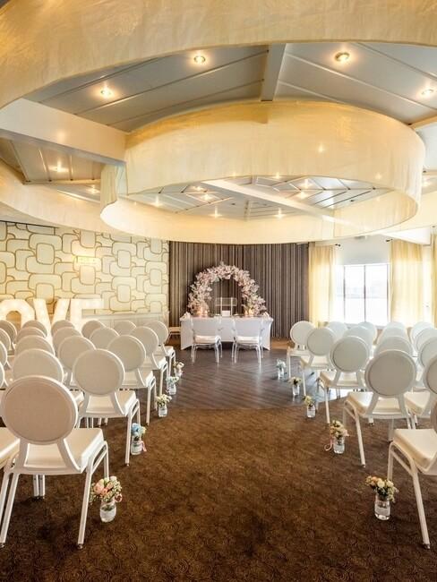 Binnenruimte van Lommerrijk met witte stoelen en altaar