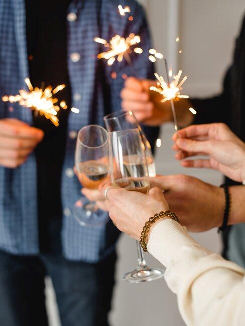 champagne glazen en vuurwerk