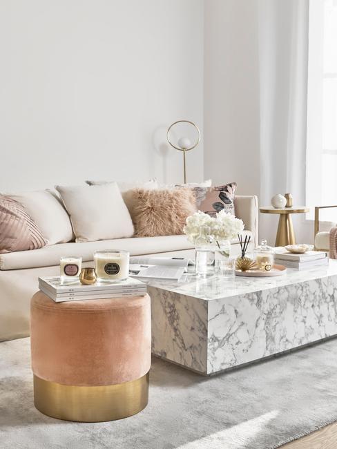 witte bank met marmere bijzettafel