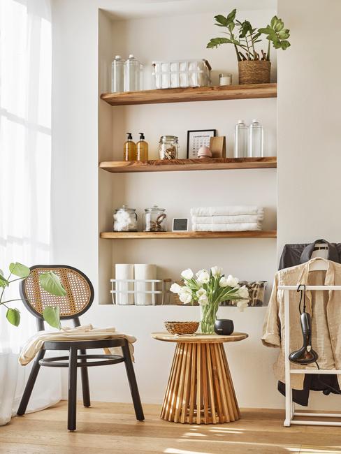 houten tafel en kast met een zwarte stoel