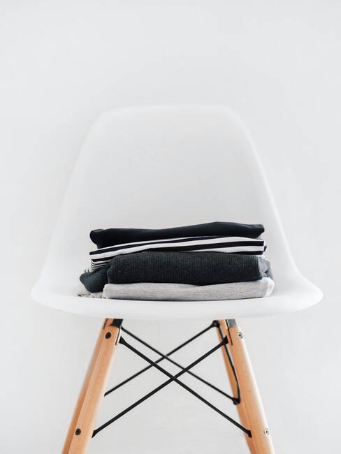 witte stoel met grijze kleding