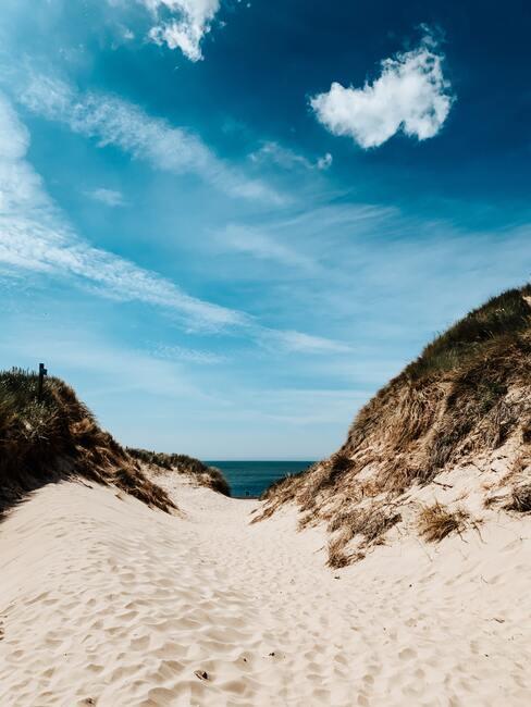 van de duinen naar het strand