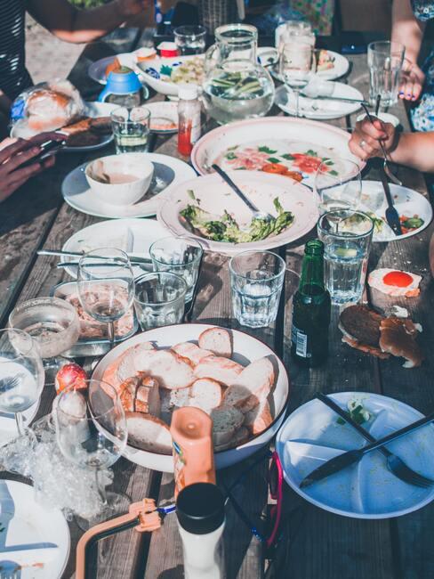 tafel vol eten