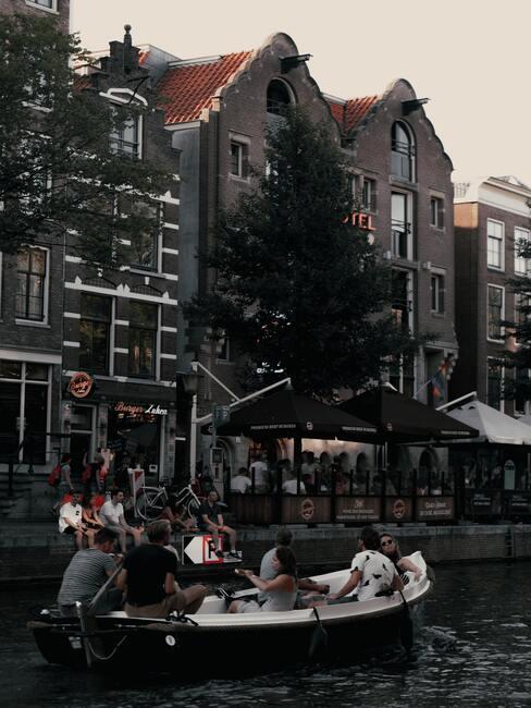 bootje door Amsterdam