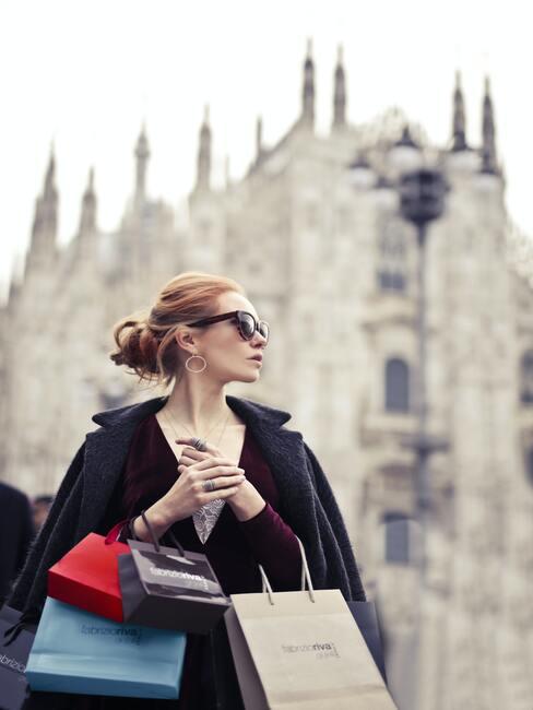 vrouw die aan het shoppen is