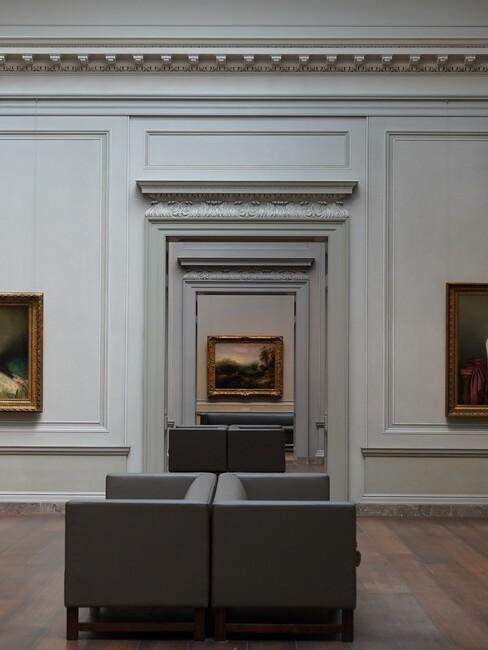 twee grijze banken in een musem