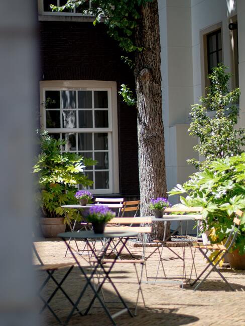 wat-te-doen-met-warm-weer_1 balkonsets op een straat in Amsterdam