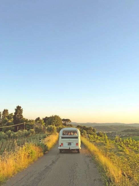 roadtrip-europa_1 volkswagen busje op een landweg