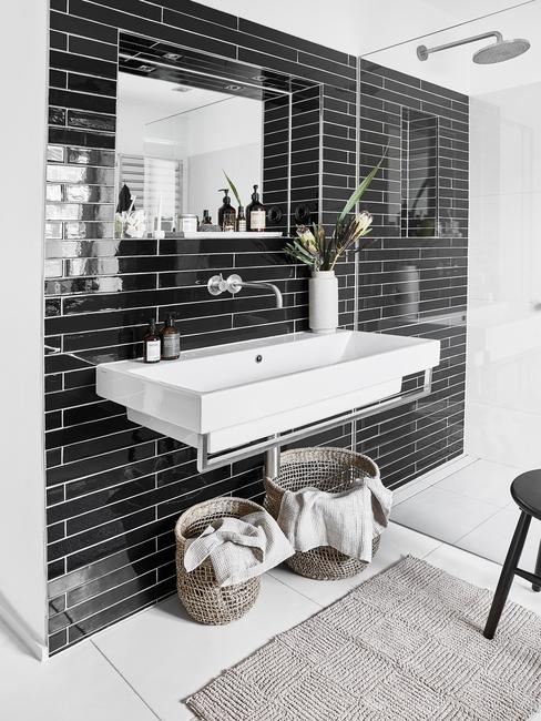 zwarte tegels met wit badkamermeubel