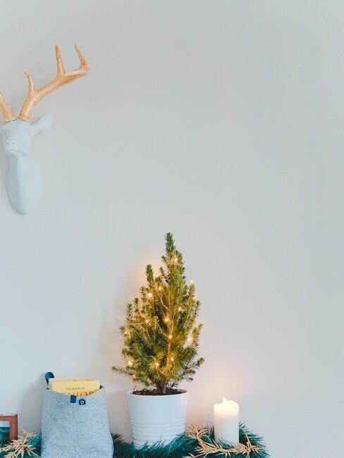 witte muur met een wit met goud gewei