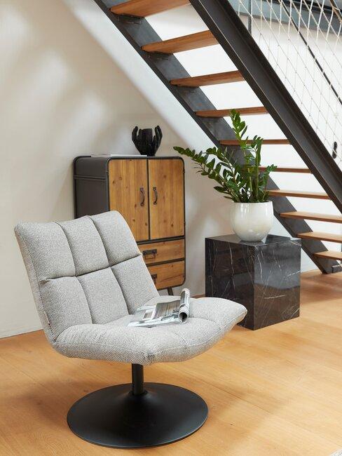 houten trap met grjize stoel