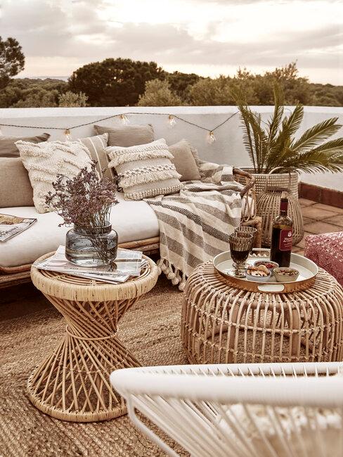 balkon met twee rotan bijzettafels