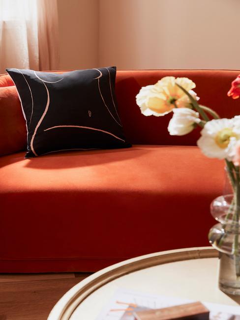 spaans-interieur_1 rode bank met zwart kussen