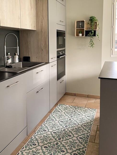 grijze keuken met donker keukenblad met een Portugese loper