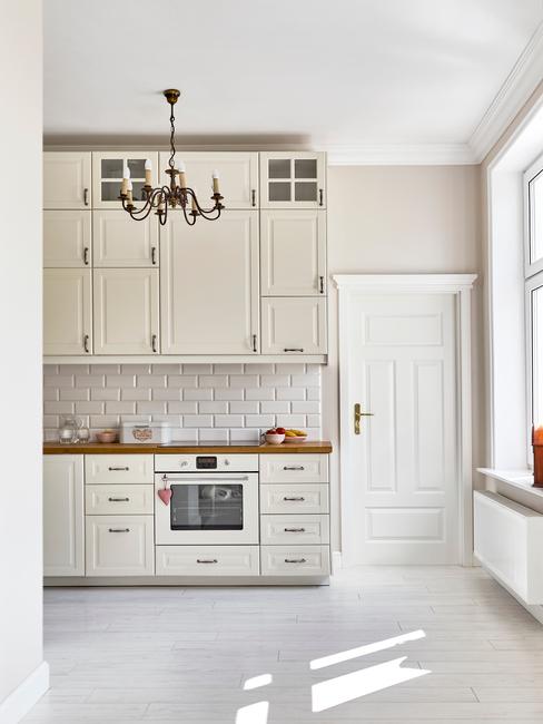 witte keuken met witte tegels