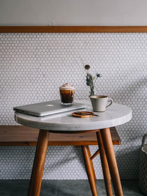 witte tegels met hout en marmeren tafel