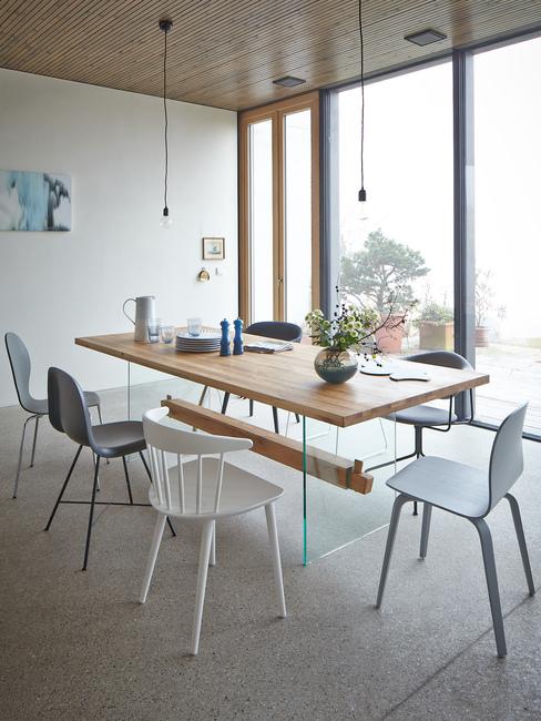 houten tafel met witte en blauwe stoelen