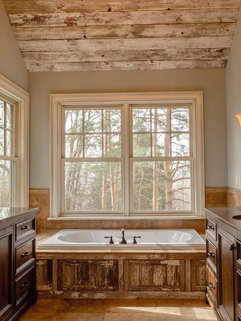 houten bad met houten plafond