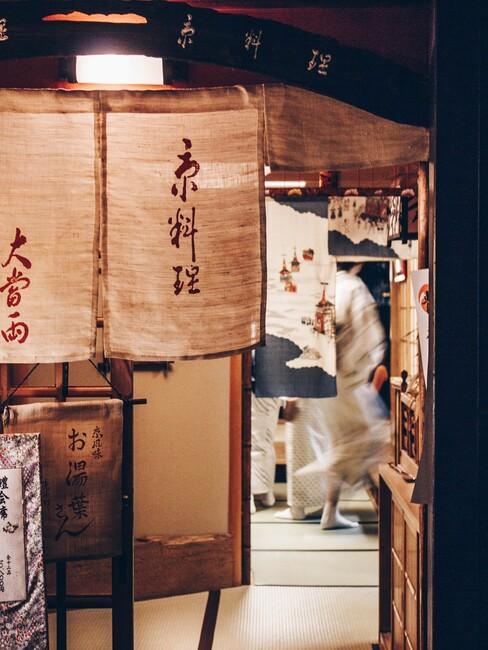 houten meubels en japanse prints op doeken