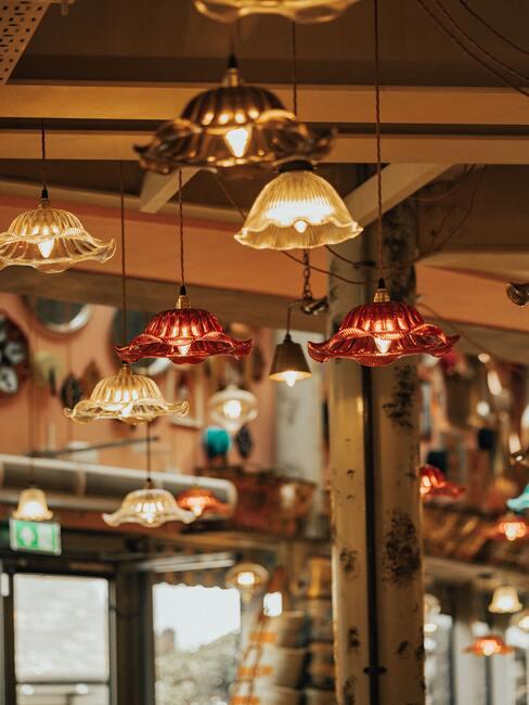 gekleurden glazen lampen aan een houten plafond