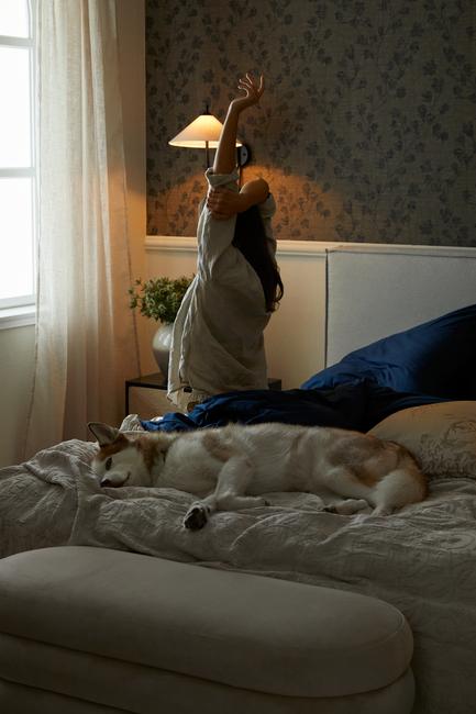 landelijke slaapkamer in de najaarstrends van 2023