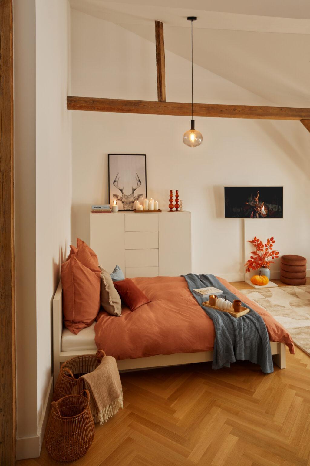 slaapkamer ingericht volgens de herfstkleuren van 2023