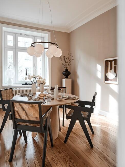 houten ronde tafel met houten zwarte stoelen