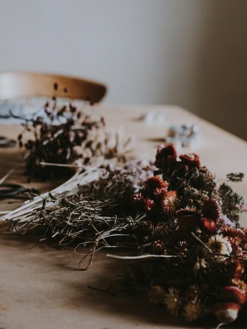 bloemen op een houten tafel