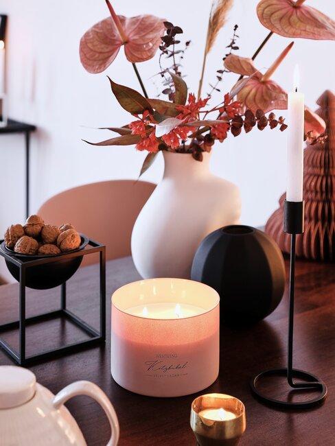 herfstbloemen in witte vaas