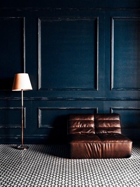 vintage-interieur_1 blauwe muur met een bruine bank