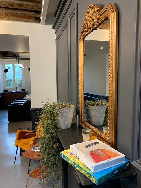 gouden spiegel met een gele stoel