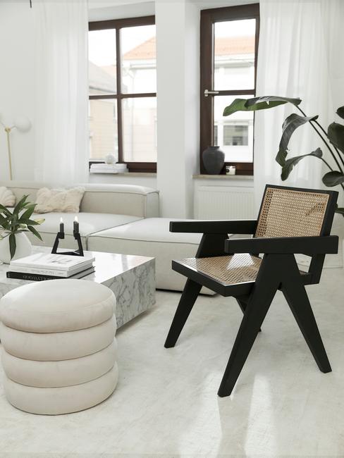 monochroom_1 houten stoel met een beige interieur en witte tafel monochroom