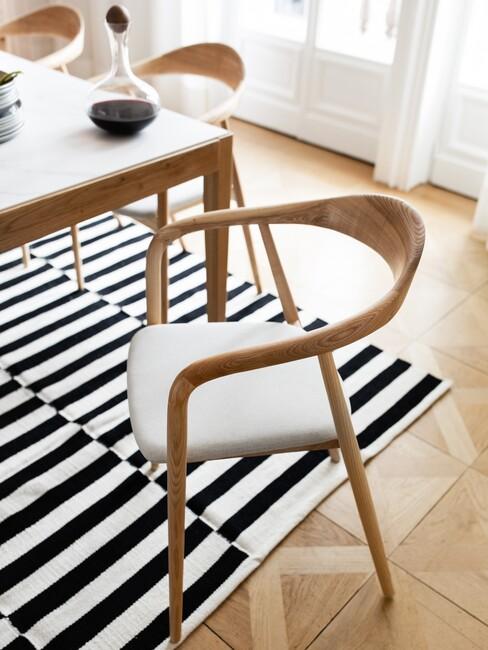 zwart wit gestreept vloerkleed op een visgraatvloer